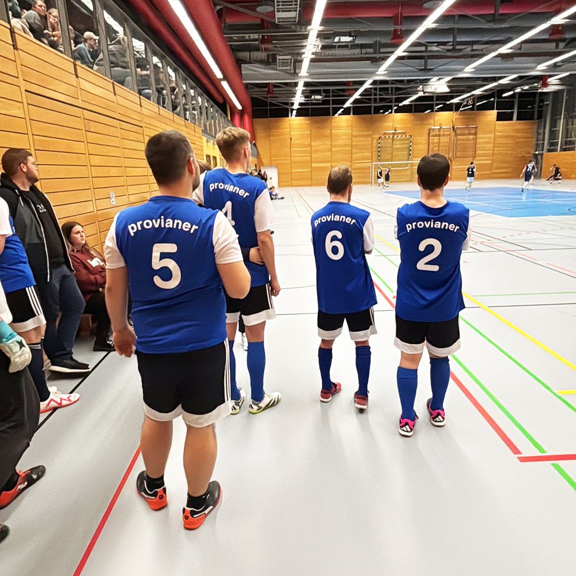 provianer beim Fußball-Mitternachtsturnier provianer beim Fußball-Mitternachtsturnier, voller Spannung am Spielrand.